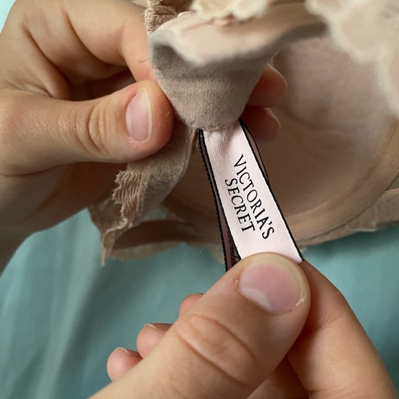 Victoria’s Secret Nude Lace Bra - Picture 3 of 3